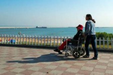 内江八旬老人推轮椅带老伴游中国(为了方便推轮椅带老伴出门)
