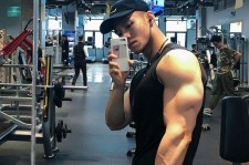 内江肌肉男模(肌肉男模拟器)